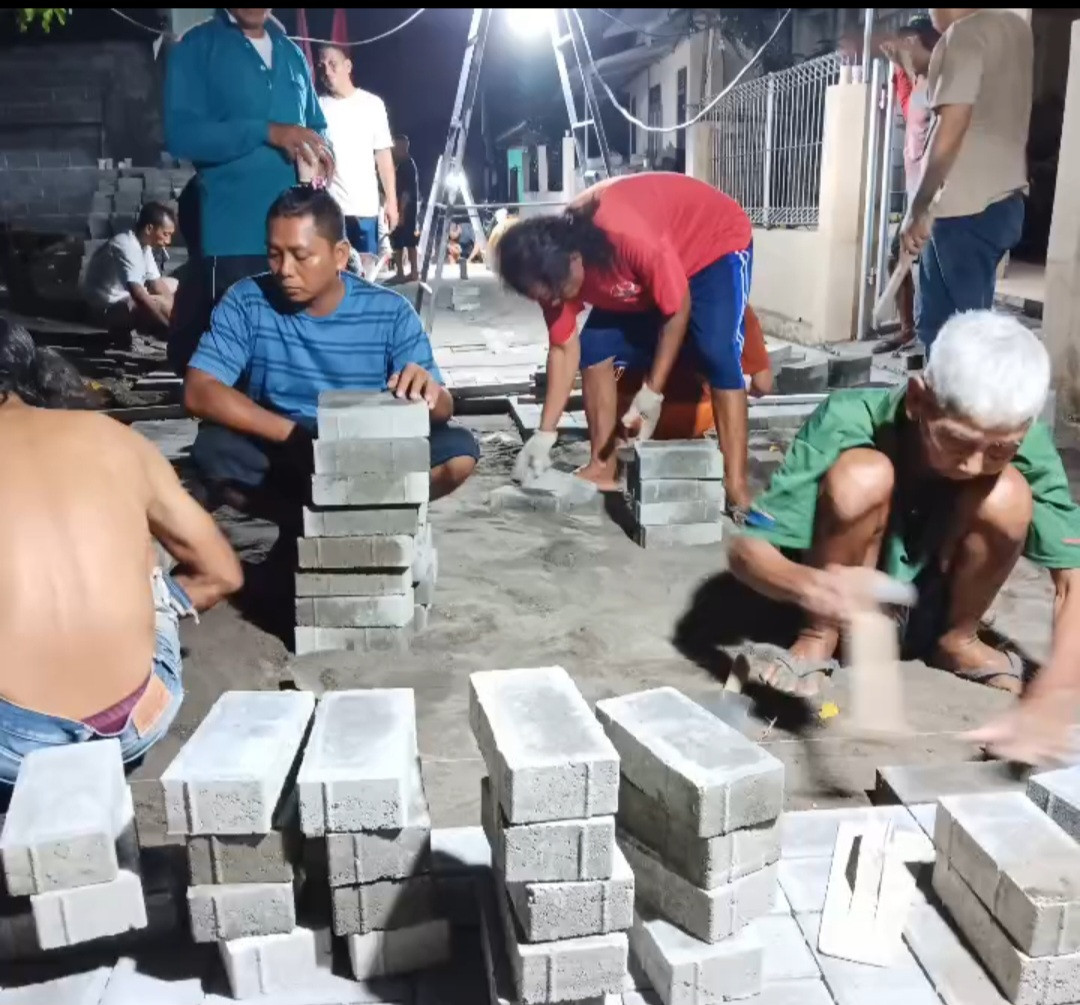 Gotong Royong Pemasangan Paving Blok Hari ke 9 Jalan Gatot Kaca RT 02 Padukuhan Pokoh