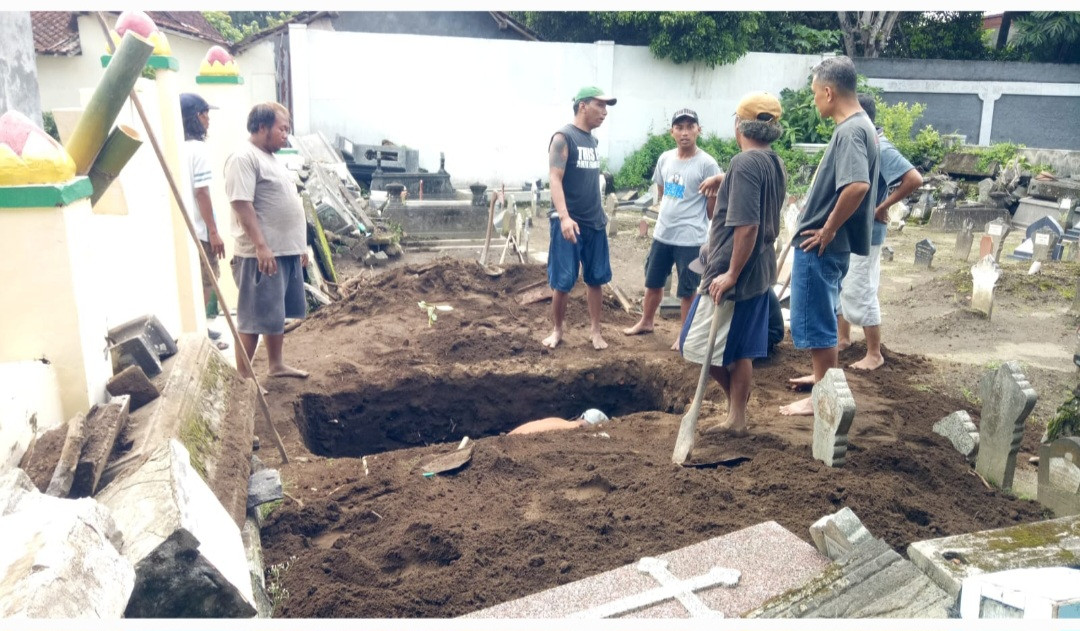 Pembuatan Makam Untuk Warga Yang Meninggal RT 02 Pokoh