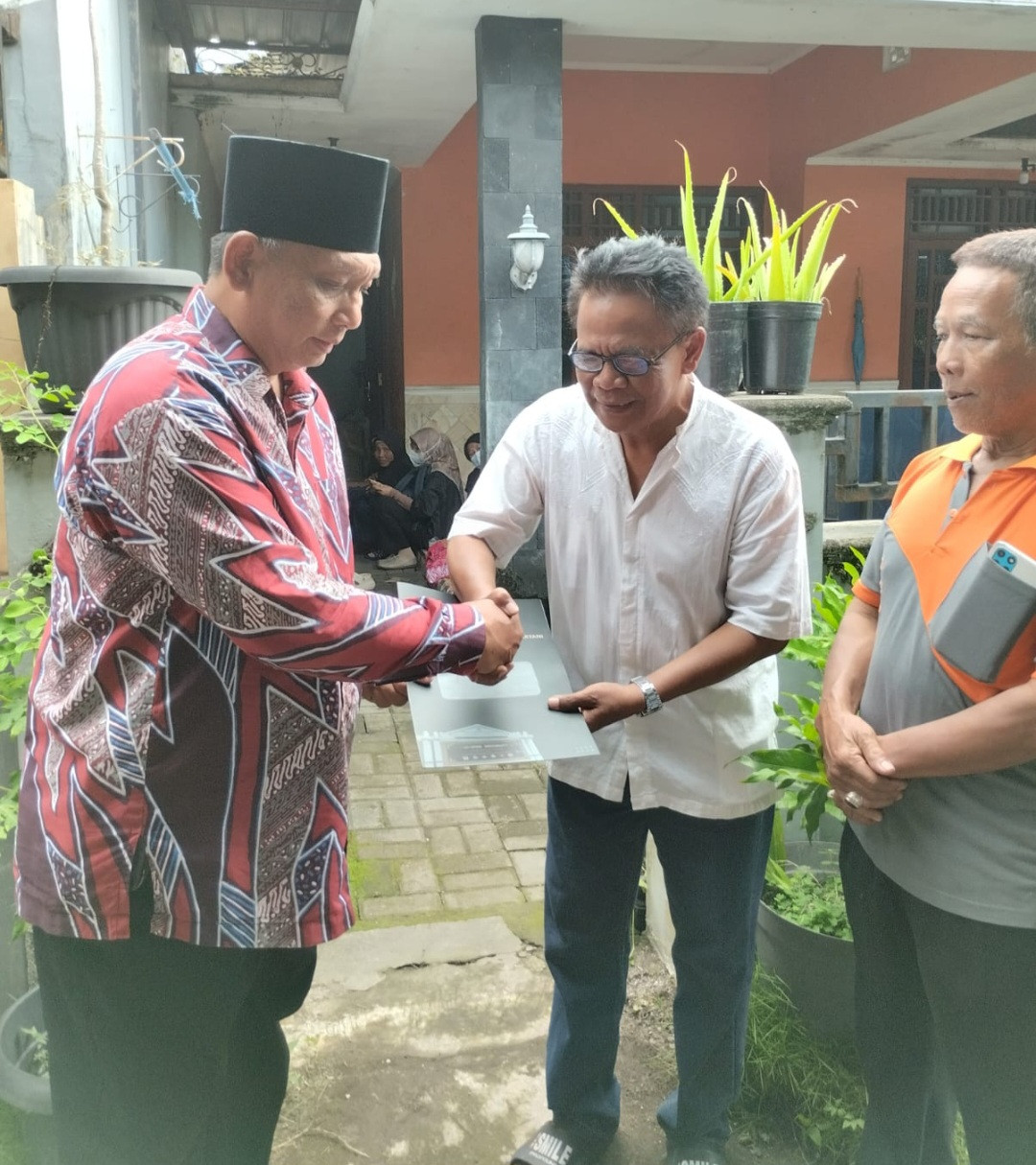 Penyerahan Surat Kematian oleh Perangkat Desa ke Ahli Waris Pokoh