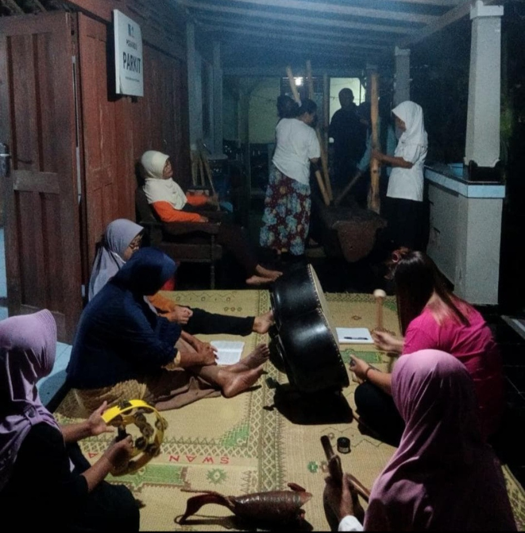 Latihan Gejog Lesung Manunggal Budaya Pokoh