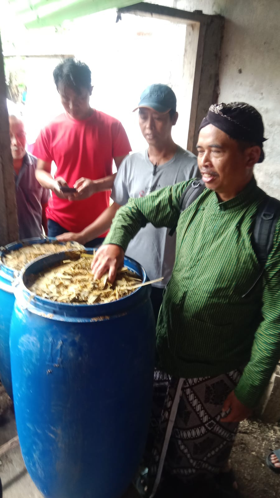 Pelatihan hari kedua pembuatan silase dan pupuk kandang kambing Raharjo Sempu