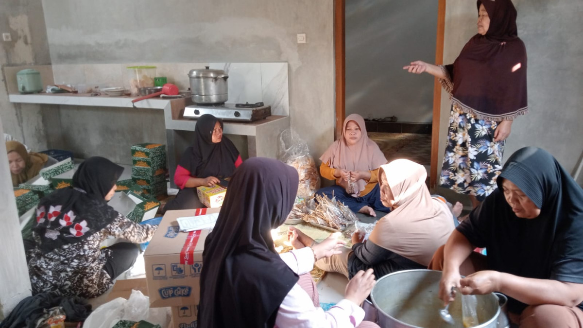gotong royong ibu-ibu RT02 Sempu masak persiapan pengajian Maulid Nabi Muhammad SAW