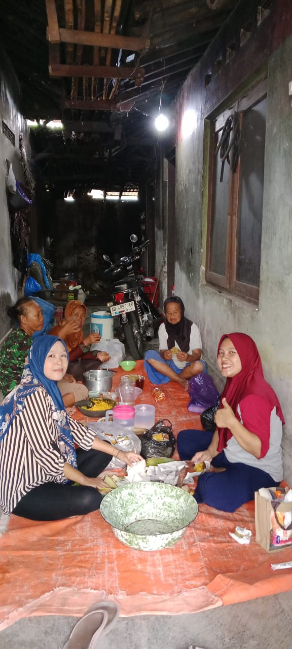 Rewang masak2 utk acara syukuran panen perdana gurameh rt 04 Sempu