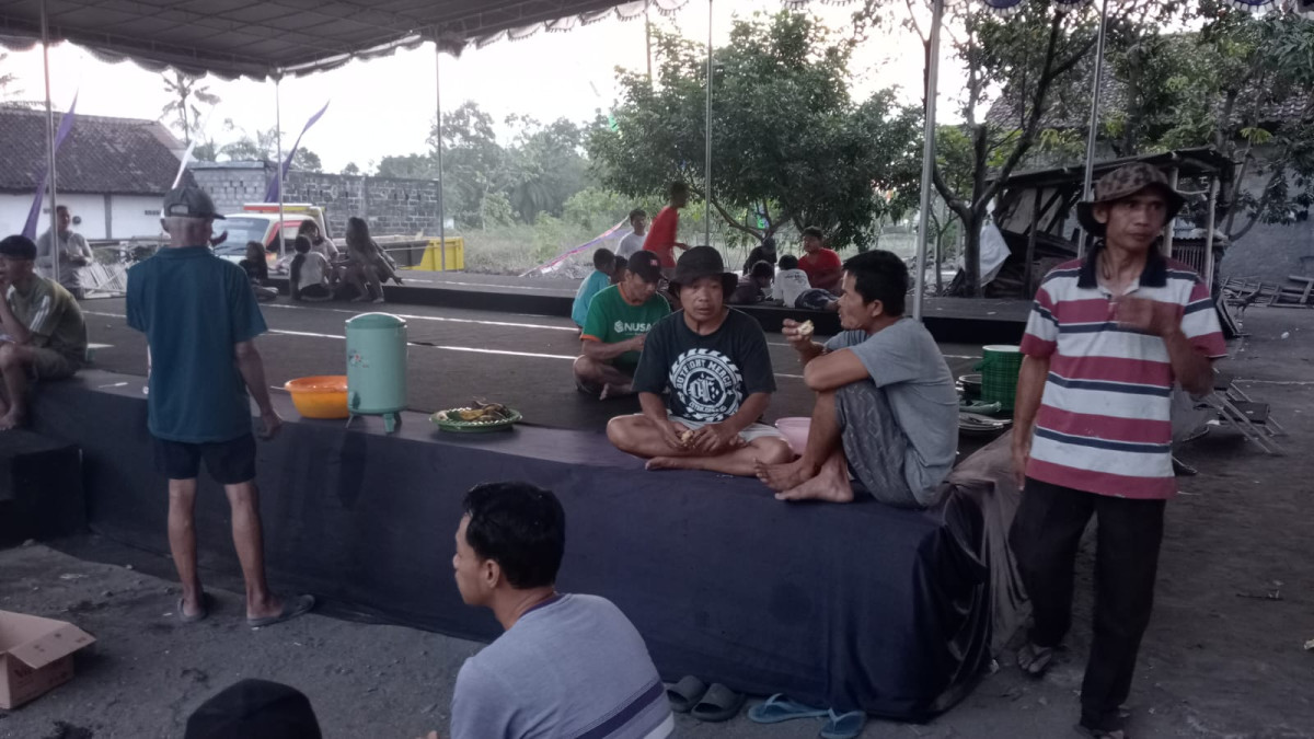 Kerja Bakti Bongkar Tenda Wayangan Merti Dusun Sempu