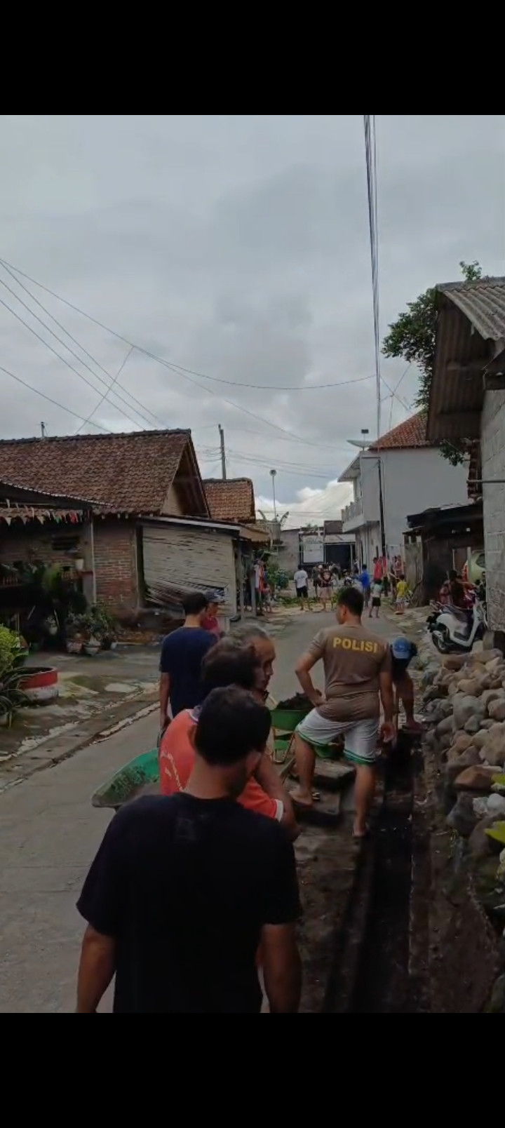 Kerja bakti cor jalan dalam sawahan kidul