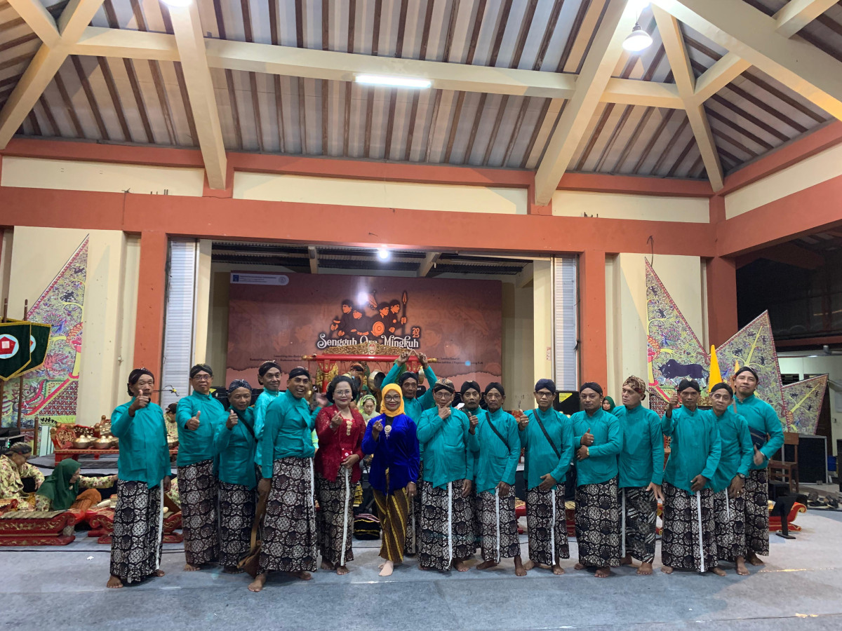 Penampilan Karawitan Bapak-bapak "Madya Laras"  Sempu di Festival Gamelan