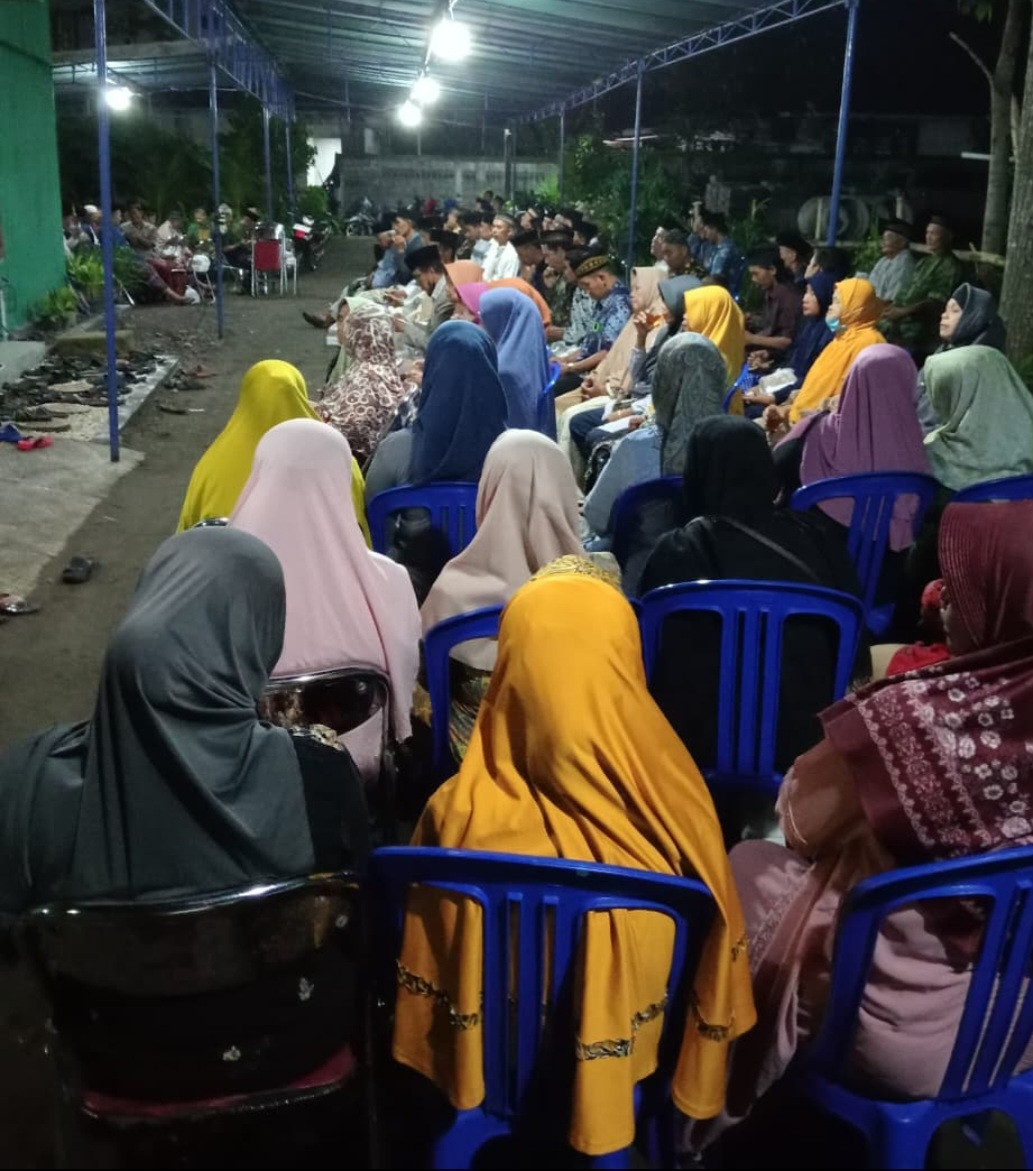 Sebagian Warga Padukuhan Wonosari menghadiri tahlil 7 hari Wafatnya Ibu Muji
