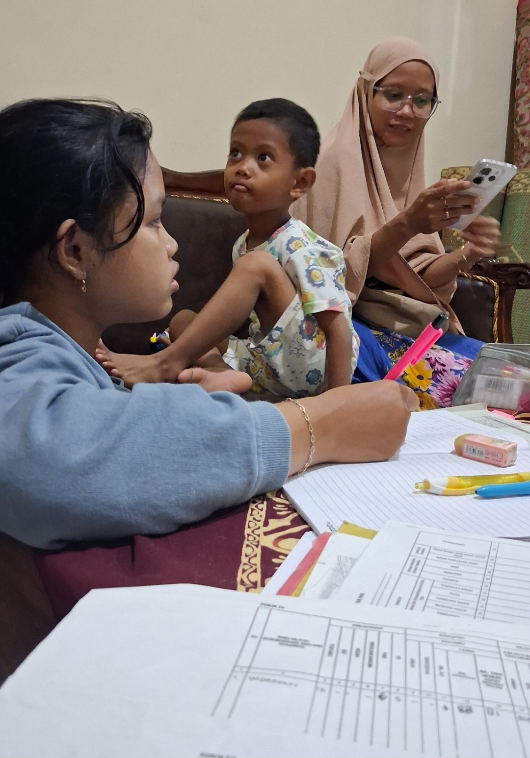 Salah satu anak warga Padukuhan Wonosari sedang Belajar