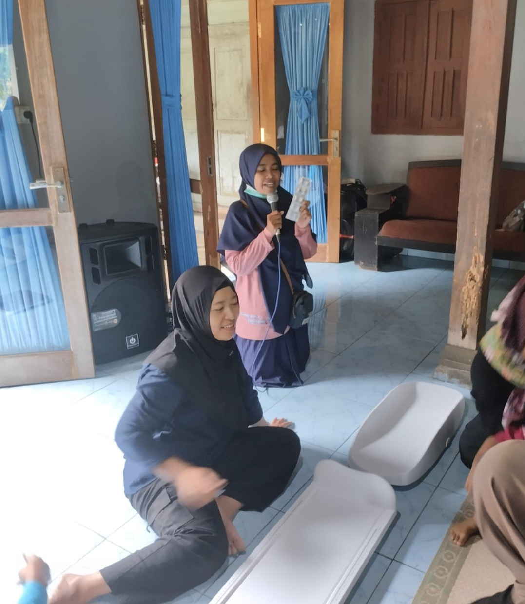 Pemberian Obat Cacing Oleh Puskesmas Ngemplak 2 Kepada Balita Padukuhan Pokoh