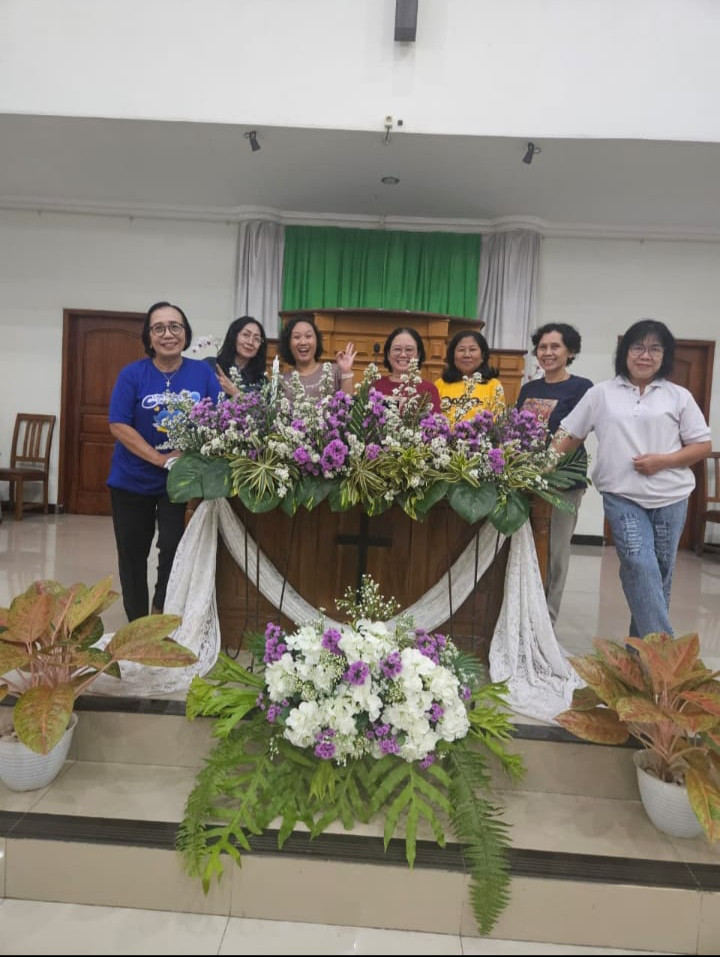 Tugas merangkai bunga di gereja umat katolik Demangan