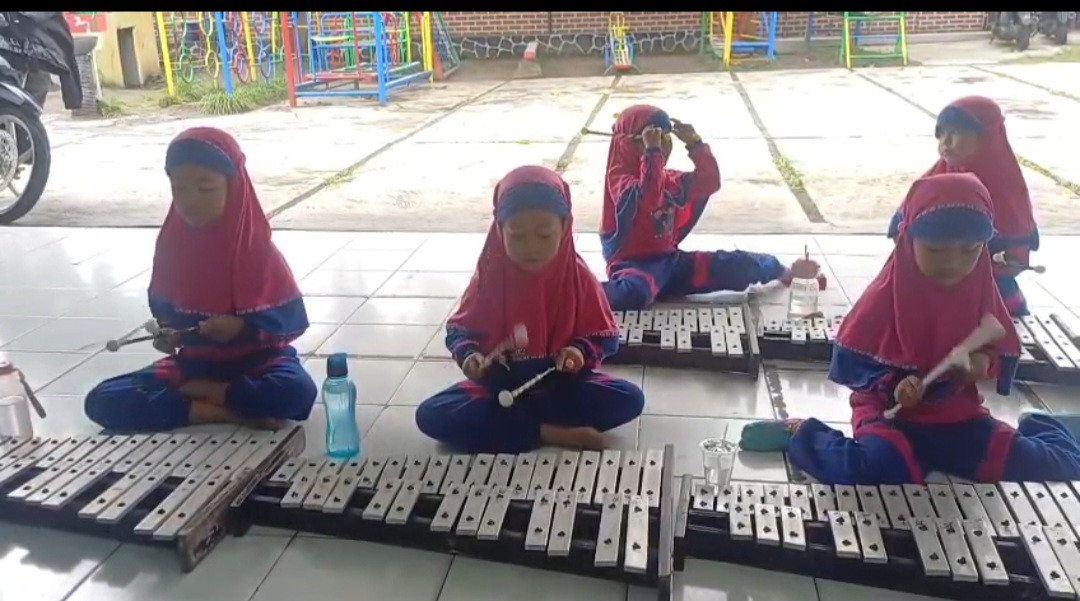 Kegiatan salah satu anak P. WONOSARI berlatih melodi di TK Aba