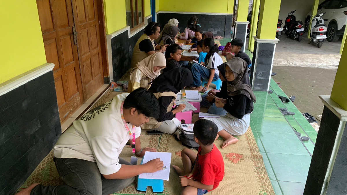 Bimbingan Belajar oleh Mahasiswi KKN Mandiri UNY di Sempu