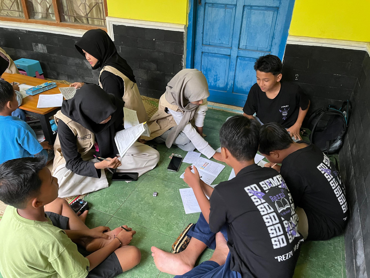 Bimbingan Belajar oleh Mahasiswi KKN Mandiri UNY di Sempu