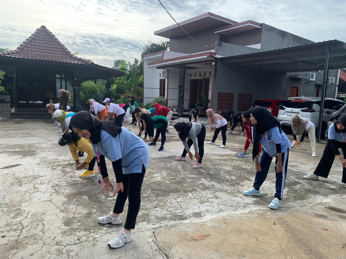 Senam Sehat Ceria Ibu-ibu Sempu dan Tim KKnm UNY