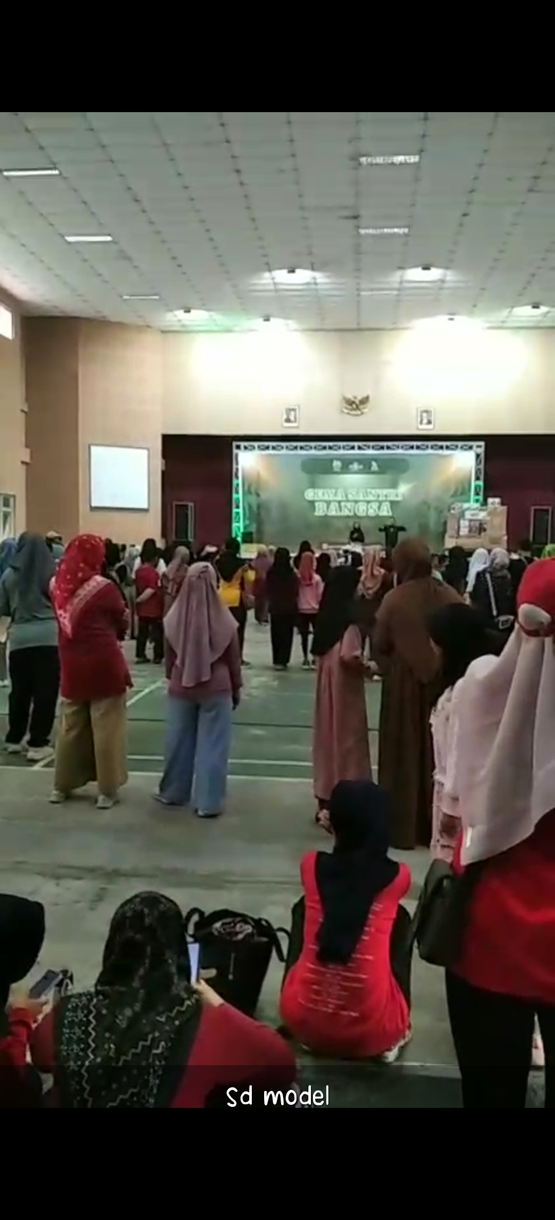 Ibu-ibu Gandok Sempu Mengikuti Jalan Sehat Gema Santri Bangsa di SD Model