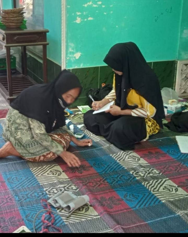 Pengecekan gula darah di padukuhan Karanganyar