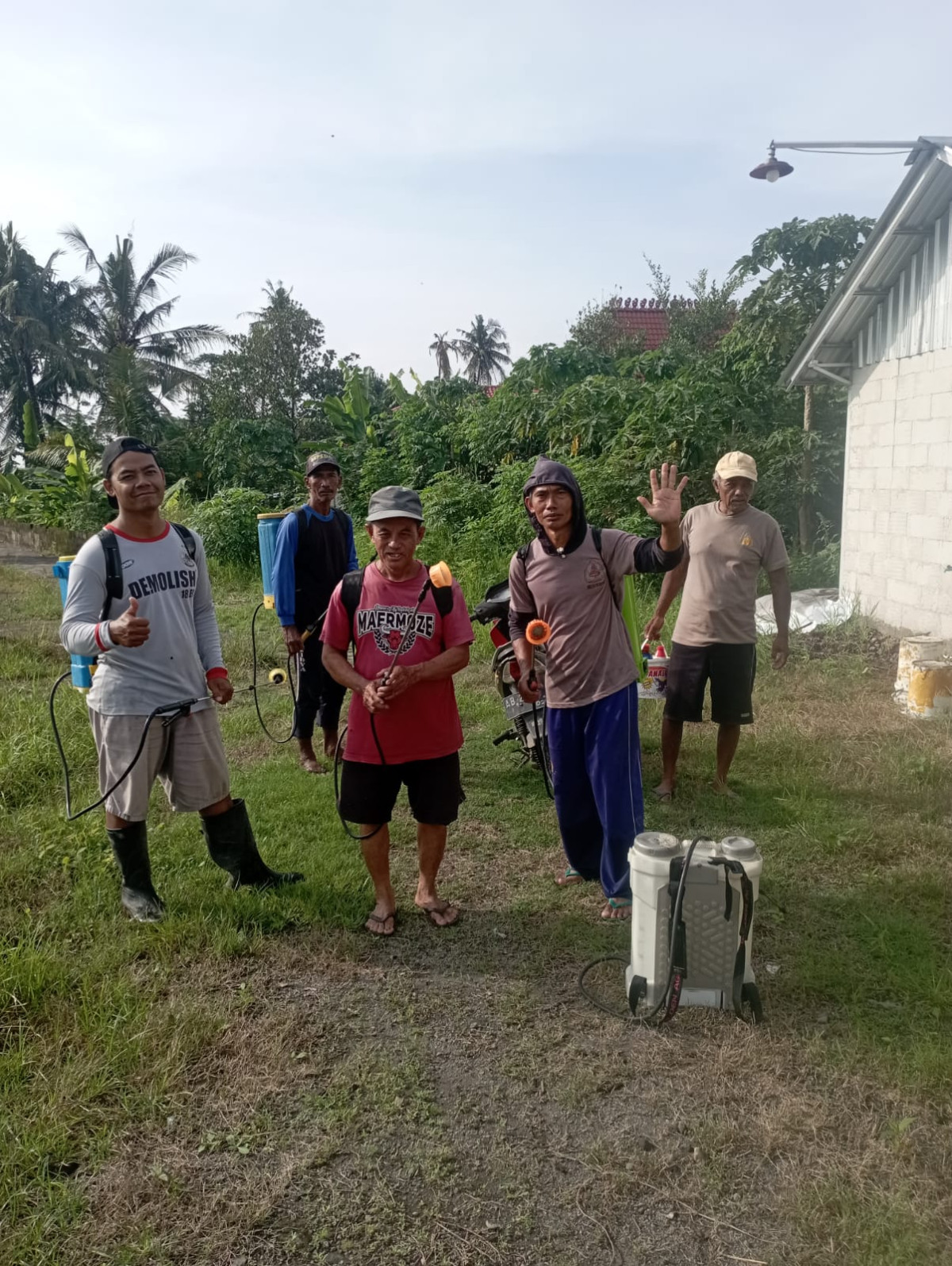 Gotong royong bersih makam Padukuhan Sawahan Lor