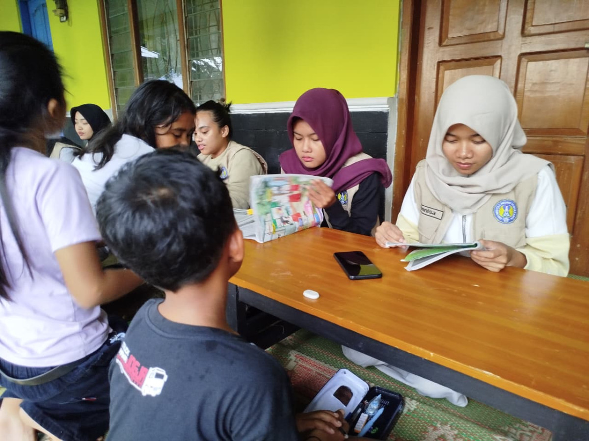 Bimbingan Belajar oleh Mahasiswi KKN Mandiri UNY di Sempu