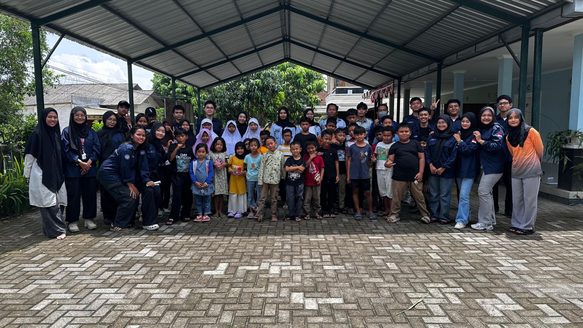 Mahasiswa UNY bekerja sama dengan karangtaruna Padukuhanan Bakungan melakukan pengabdian mengajarkan anak anak sekolah Usia TK s/d SD diwilayah Padukuhan Bakungan Mengani pembuatan eco brick dan edukasi sampah