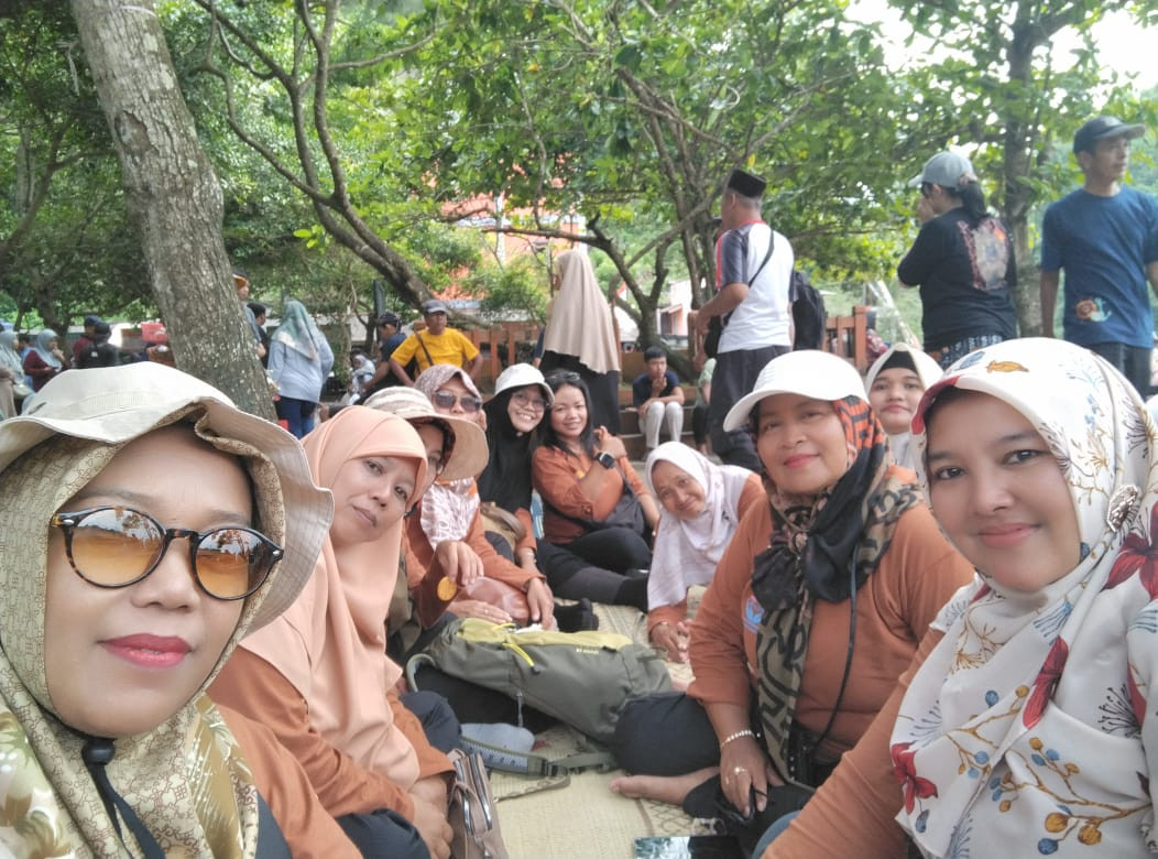 Kegiatan piknik bersama oleh ibu ibu kader tpk  kecamatan Jetis wedomartani