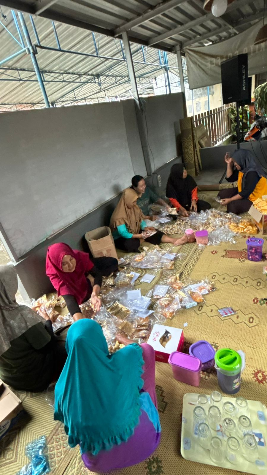 Kegiatan gotong royong guyub rukun persiapan tahlilan meninggalnya bpk parindi padukuhan Malangrejo