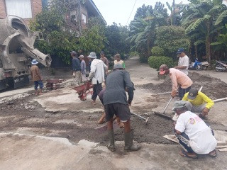 Gotong royong warga Sanggrahan