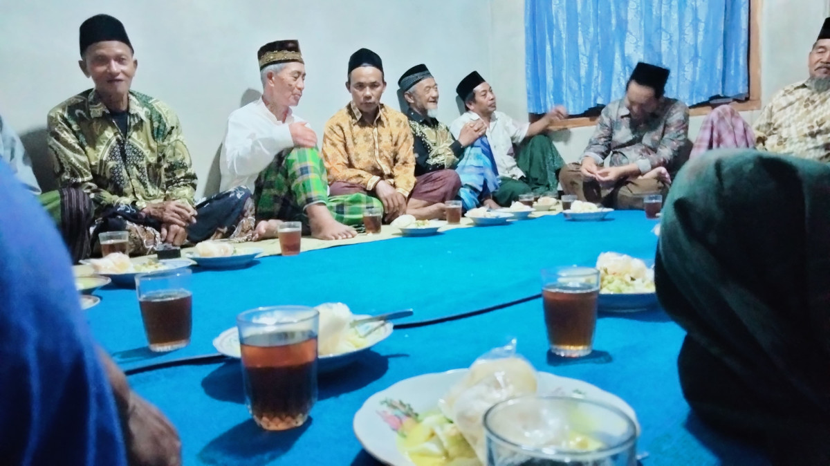 Tahlil 100 hari ibh Trisno warga padukuhan Tonggalan