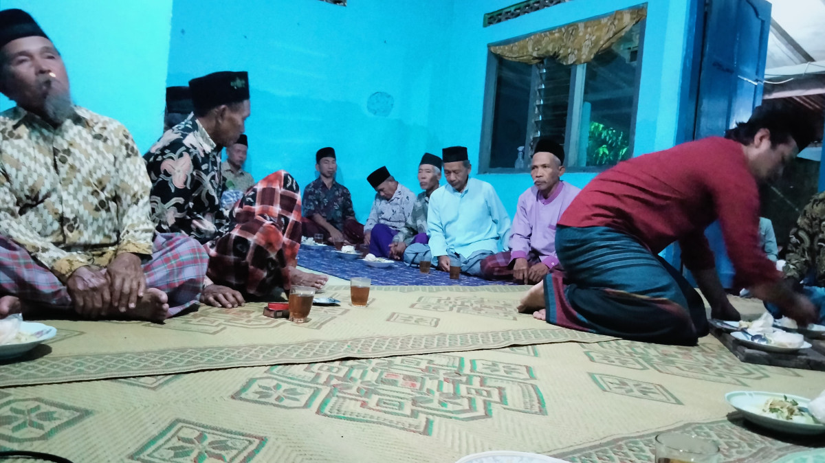 Tahlil peringatan 7 hari Bp Sawal warga Padukuhan Tonggalan