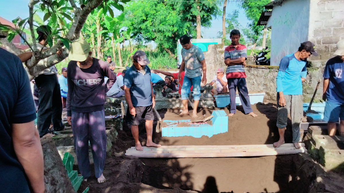 Gotongroyong pembuaran makam Bp Slamet warfa Padukuhan Tonggalan