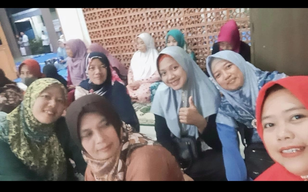 Ibu-ibu Sempu menghadiri Pengajian Malam Kamis Pon