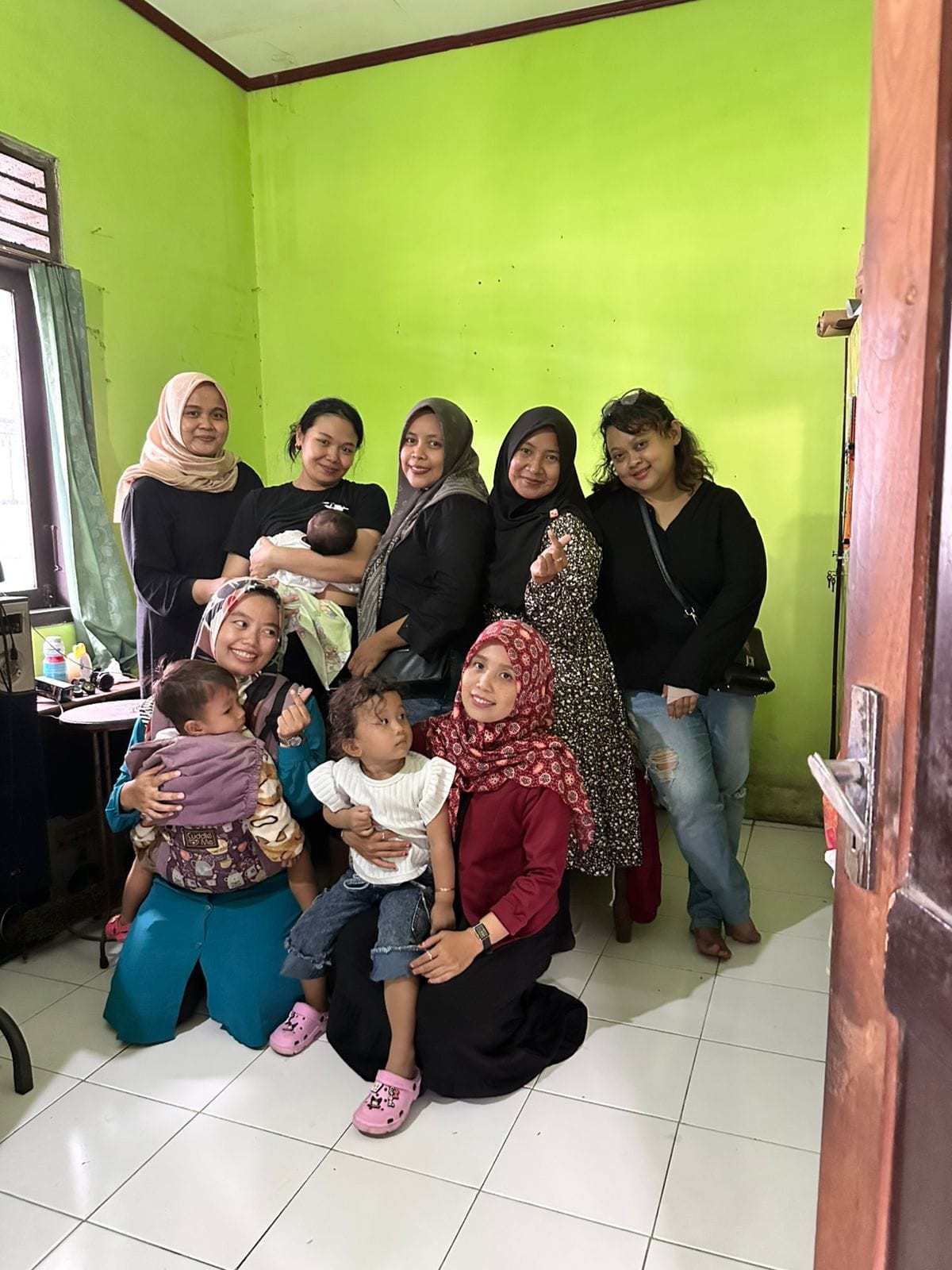 Jenguk Bayi baru lahir oleh Kader Posyandu Cakra Padukuhan Krapyak