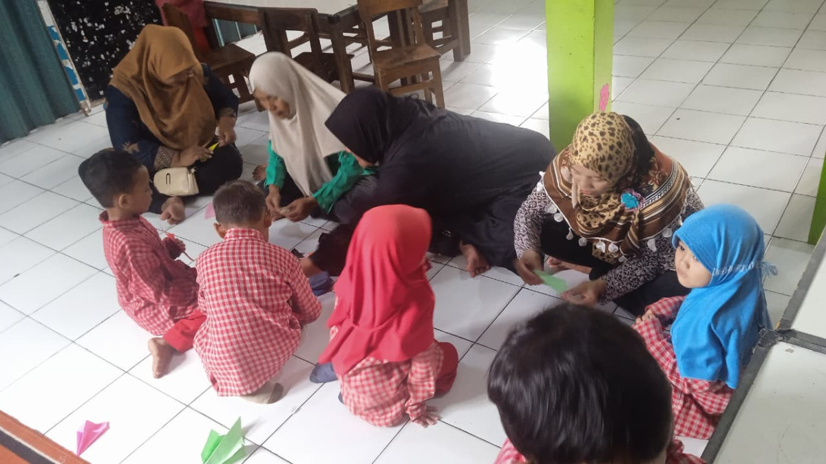 Kegiatan orang tua mengajar di kelas TK Tunas Bhakti Malangrejo