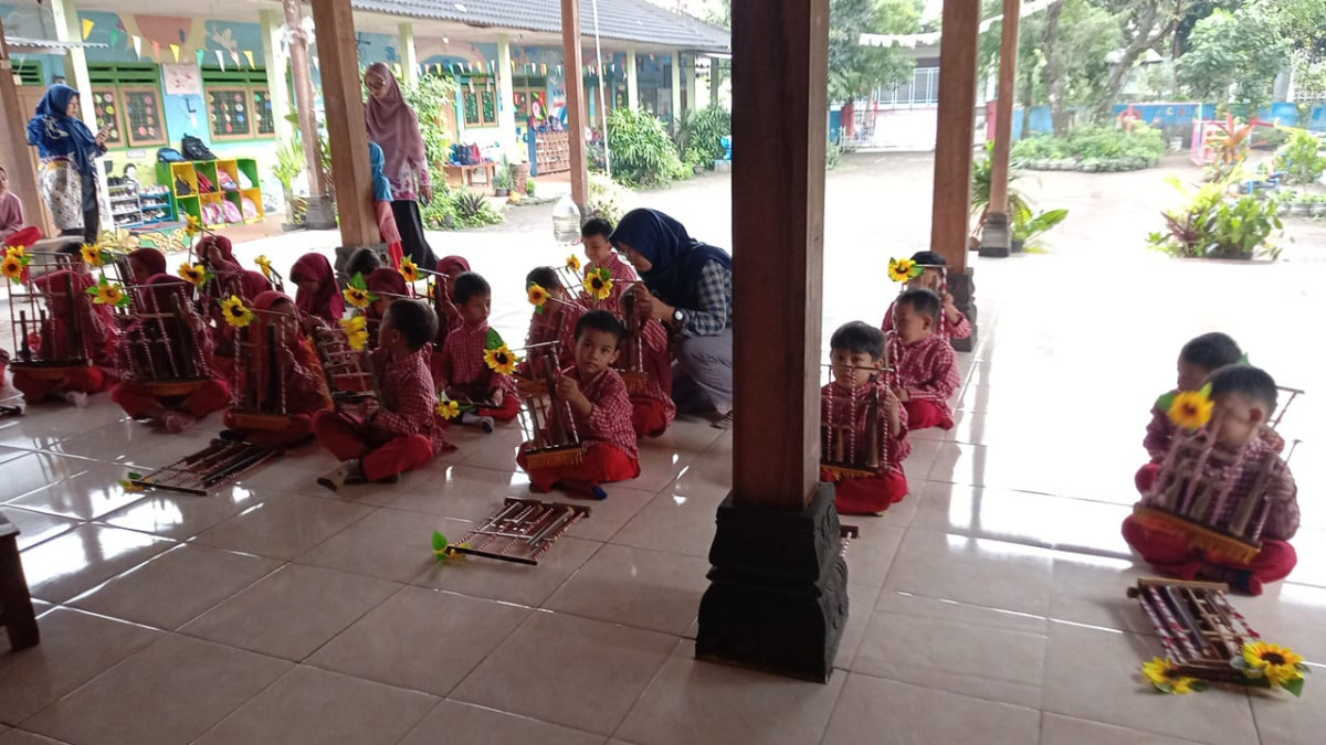 Latihan angklung TK TUNAS BHAKTI Malangrejo
