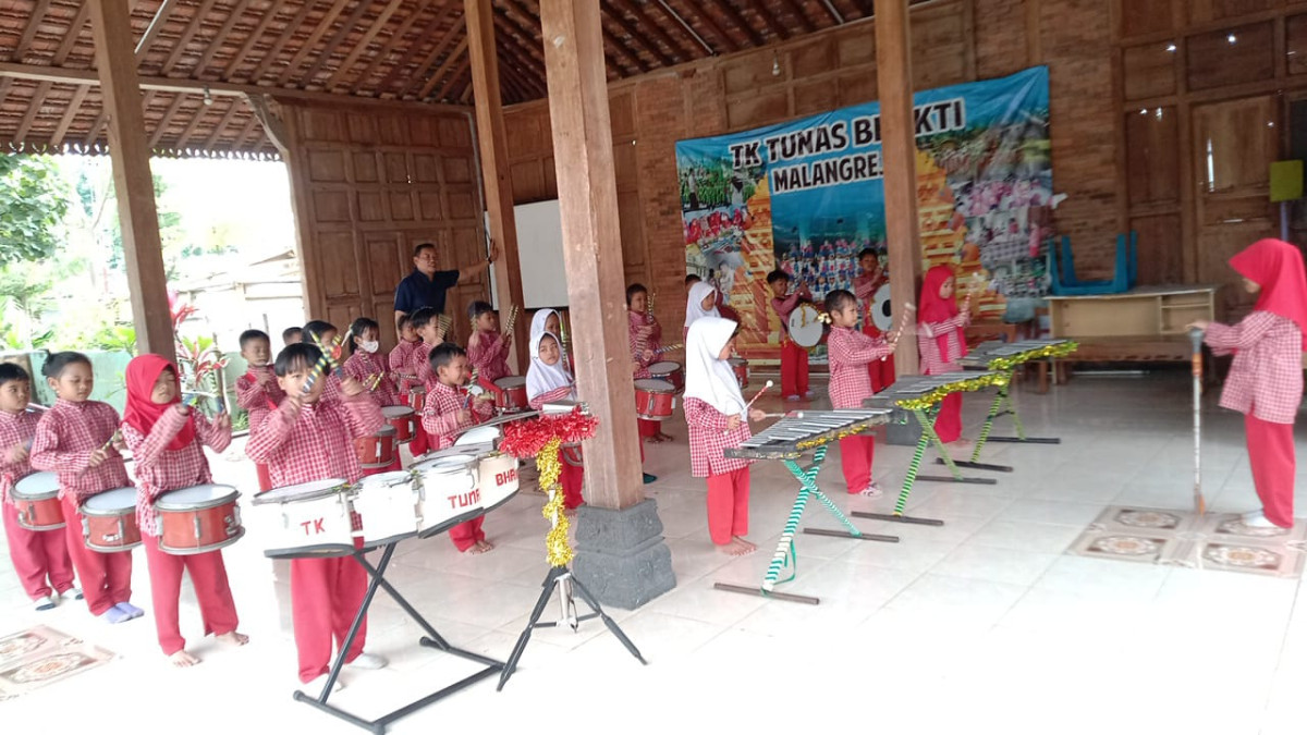 Latihan drumband tim 2 TK Tunas Bhakti Malangrejo