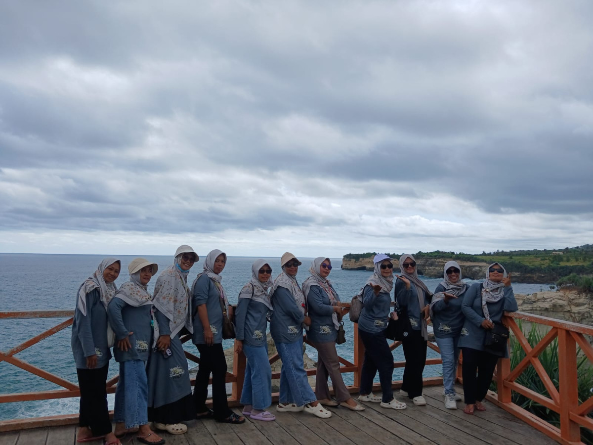 Kegiatan piknik bersama tim kader dapur dashat Wedomartani di pantai Krakal gebang Jetis wedomartani