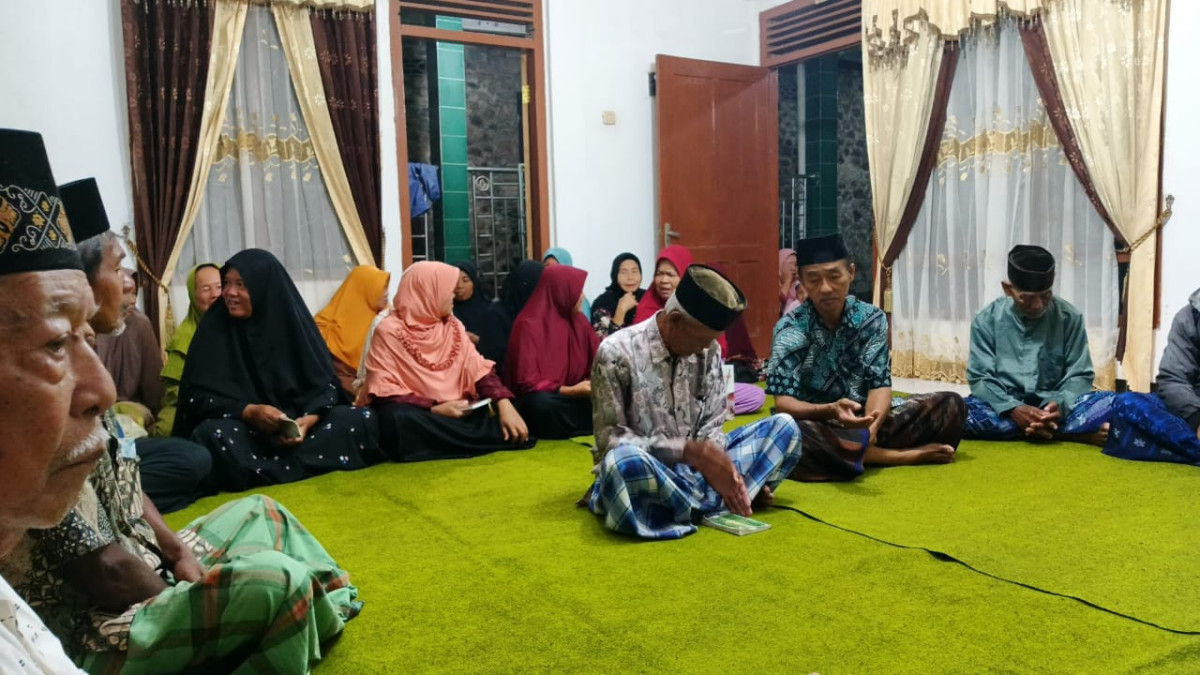 Amalan yasinan rutin malam jumat Bpk/ibu rw 01 warga gedongan lor