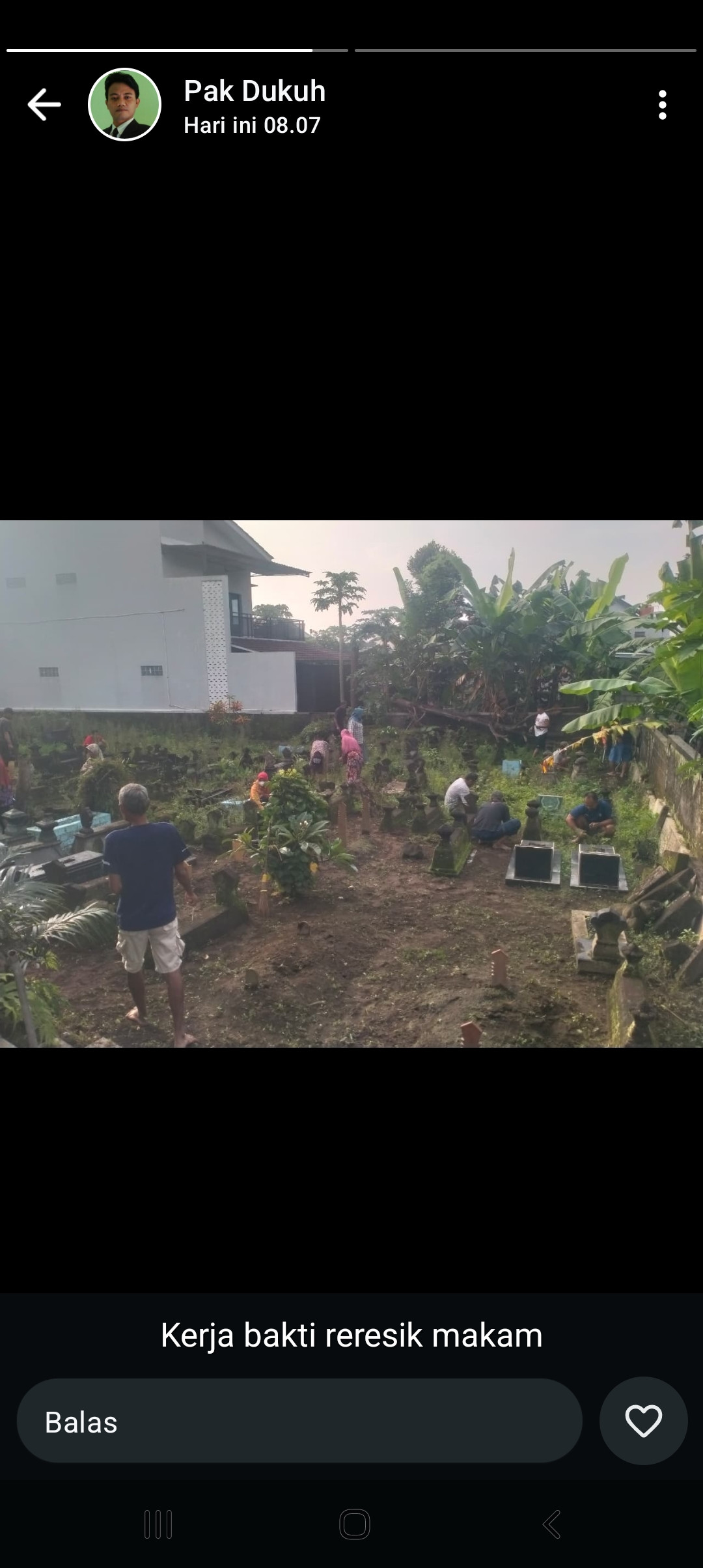 Kerja bakti bersih makam oleh warga kr