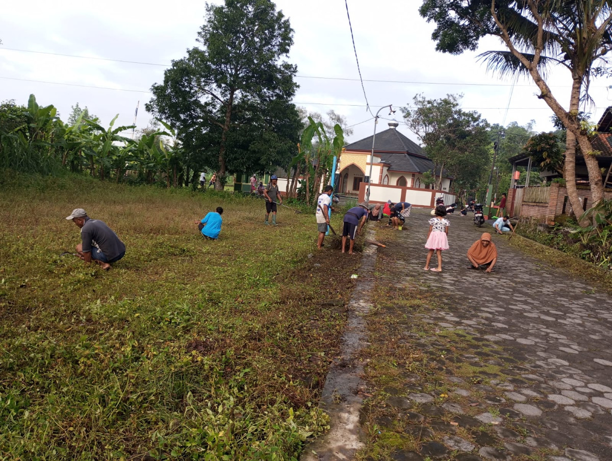 Gotong royong persiapan Natal Demangan