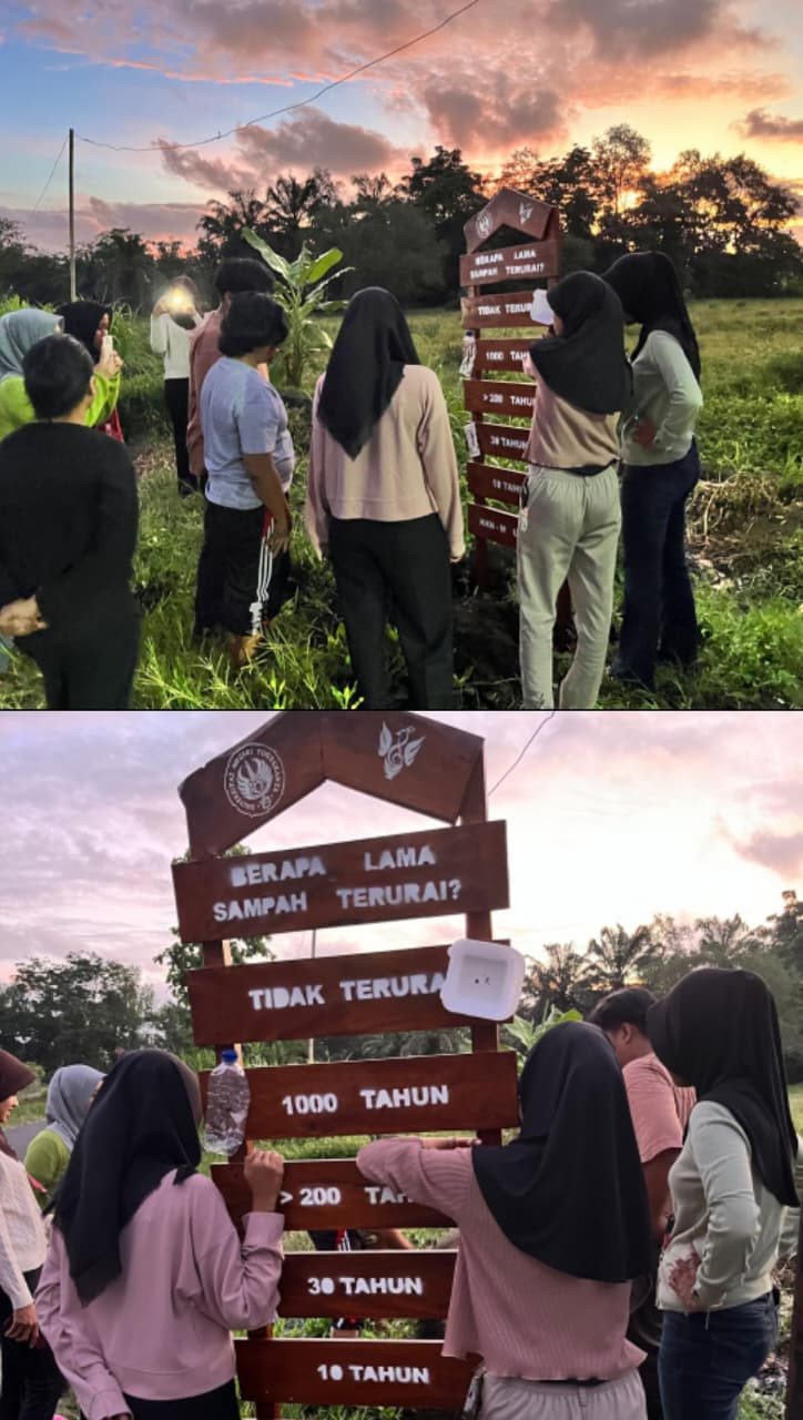 Pemasangan papan infografis penguraian sampah oleh KKNM UNY 2025 di Padukuhan Sempu