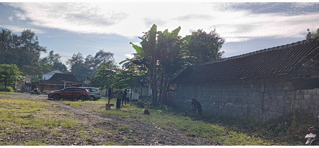 Kerja Bakti Lapangan Parkir Gereja Sisi Utara Oleh Warga RT 02 Padukuhan Pokoh