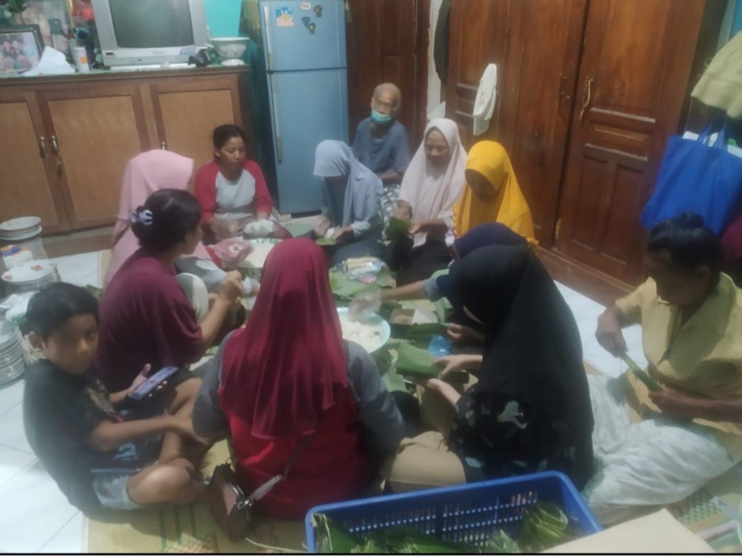 Rewang Pembuatan Lemper Di Tempat Hajatan Nikahan RT 01 Padukuhan Pokoh