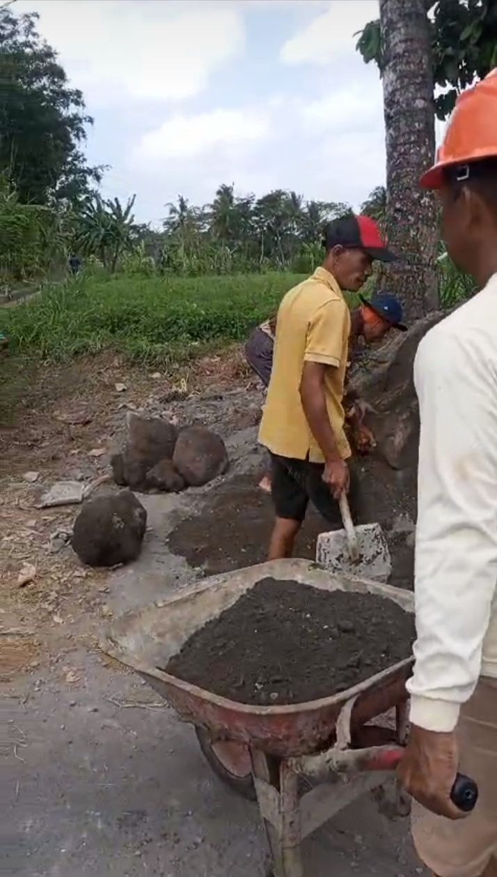 Gotong royong warga Demangan