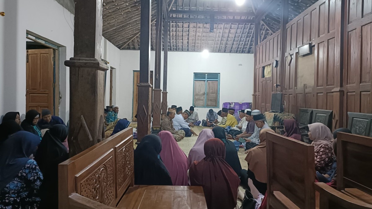 Amalan yasinan rutin mlm jumat warga rw 01 warga gedongan lor