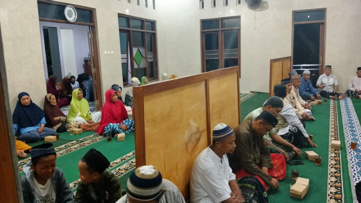 Pengajian rutin lapangan mlm mgg wage seluruh warga gedongan lor