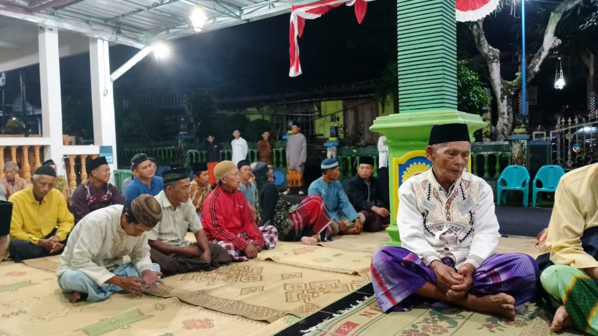 Tahlilan 2thn almarhumah ibu sri oleh warga gedongan lor