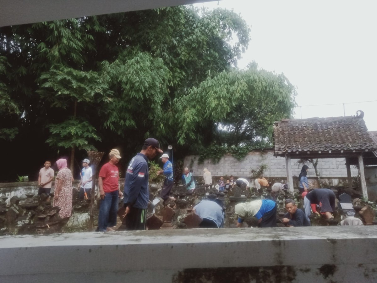 Gotong royong dimakam oleh warga gedongan lor