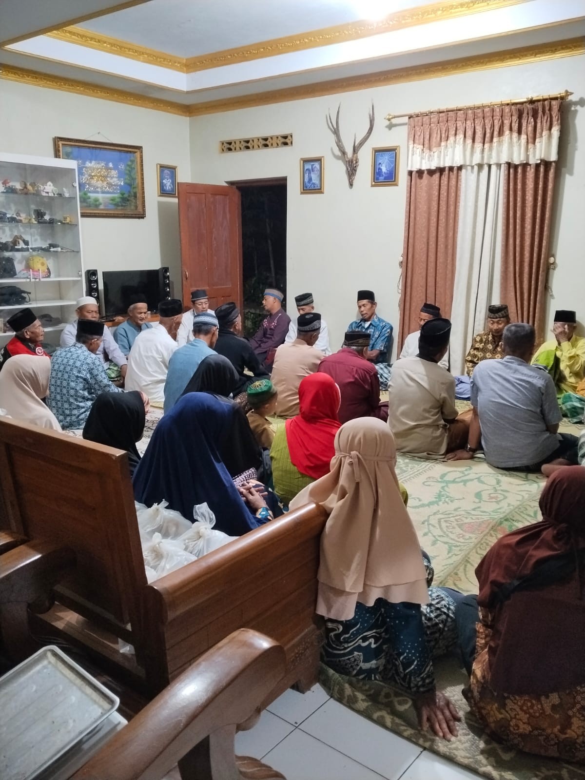 Aktivitas rutin tahlilan ruwahan rw o1 warga gedongan lor