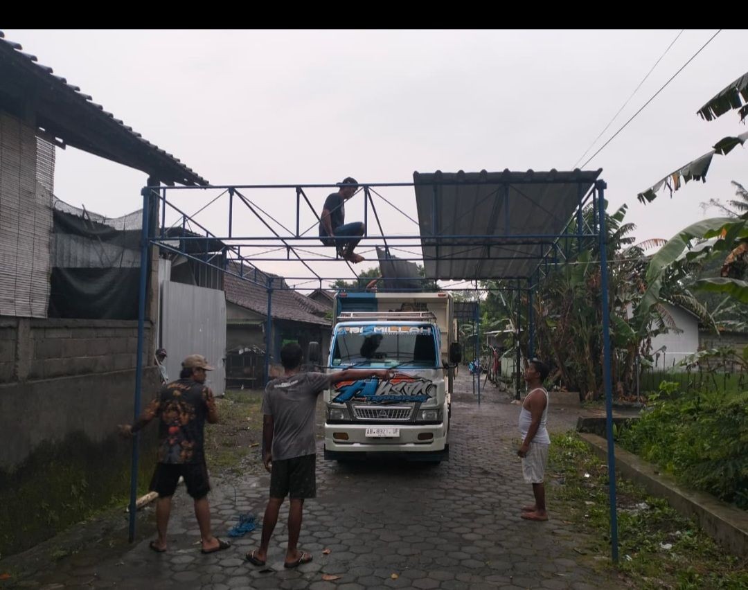Pemasangan Tenda Persipan Padusan Di Depan runah Pak Sukirman Padukuhan Wonosari