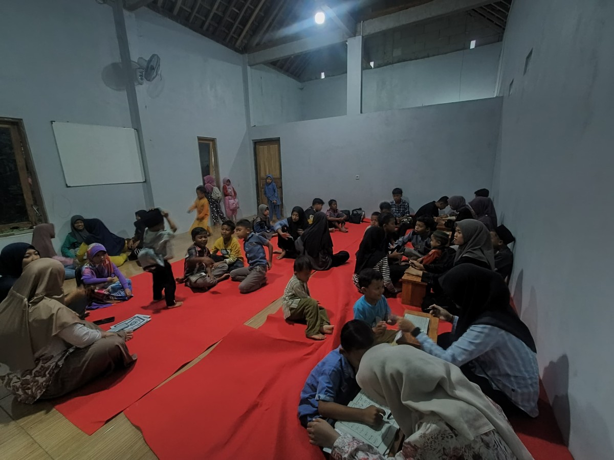 Tahlilan menjelang buka puasa anak2 TPA al farisi gedongan lor