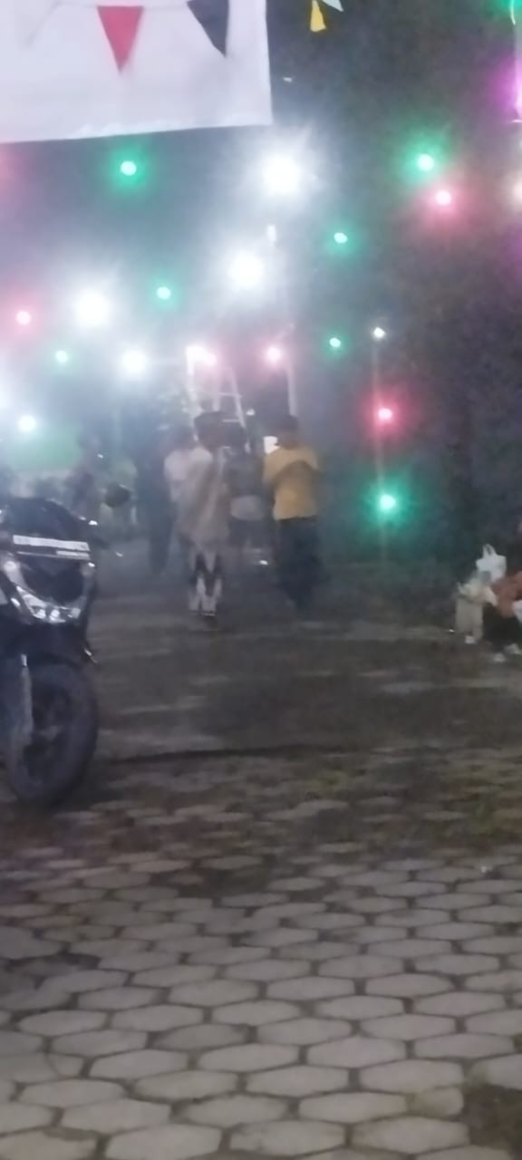 Kerja bakti pasang lampu masjid nglinggan krandon